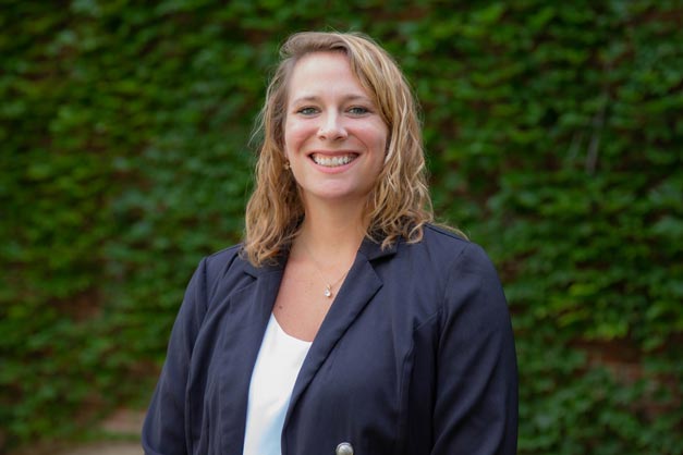 Annie Gensterblum headshot