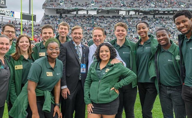 Photo of the entire 2019 Homecoming Court, including President Samuel L. Stanley Jr., M.D. and men's basketball coach Tom Izzo