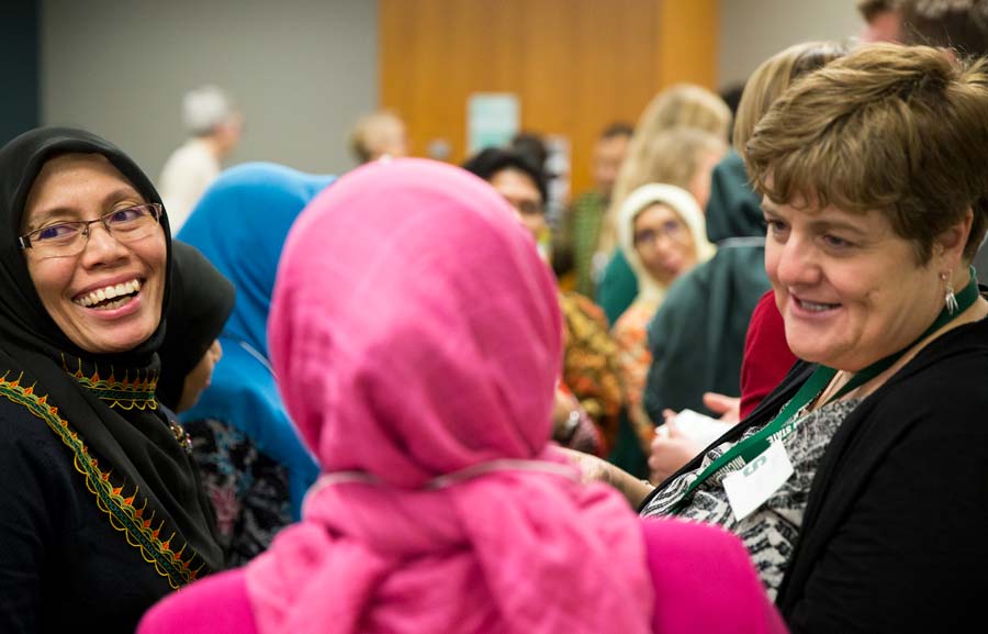 Margo Glew talking with Indonesian visiting scholars